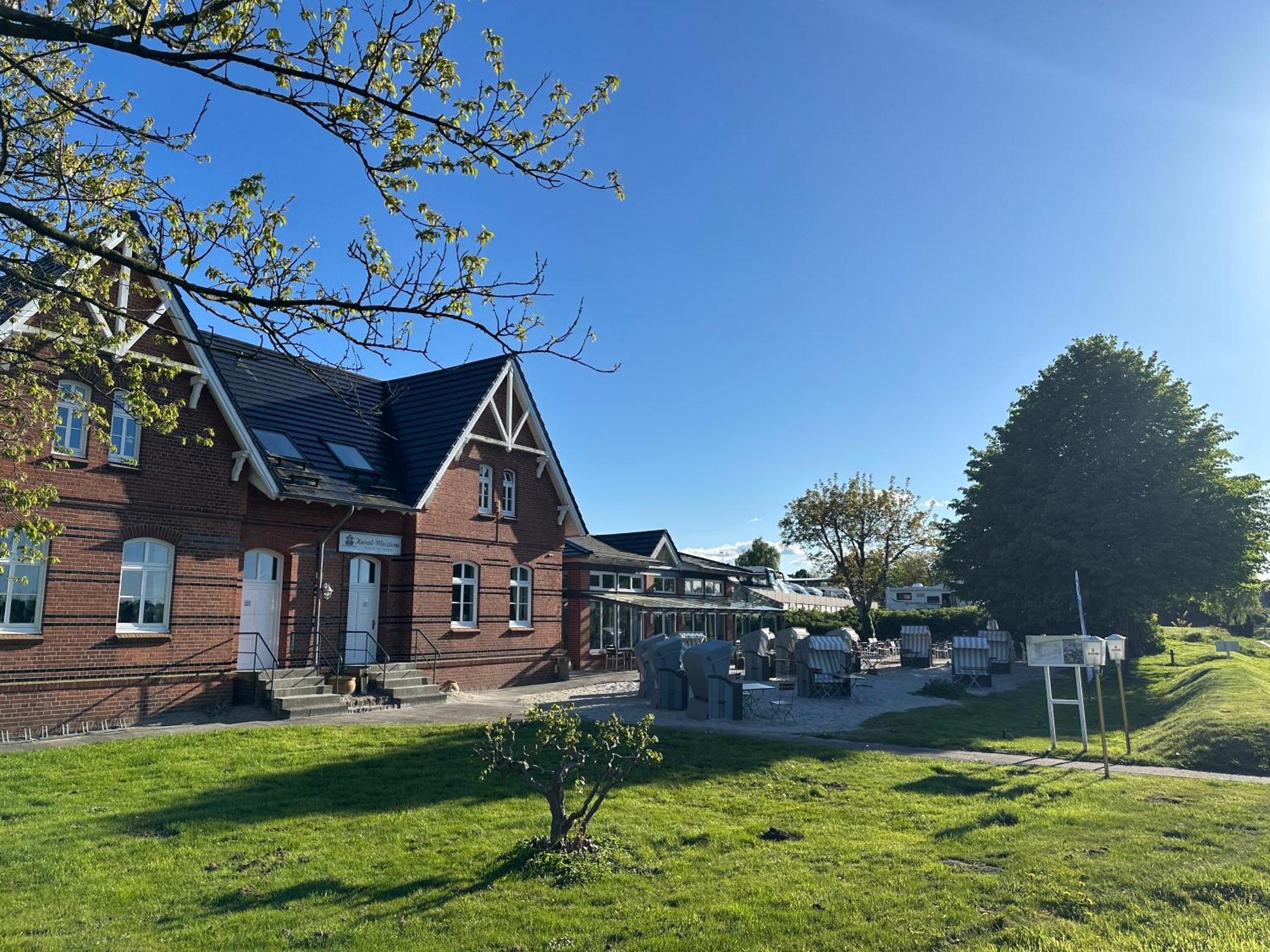 Kanal-Haus "Das Gaestehaus Direkt Am Nok" Osterrönfeld Exterior foto